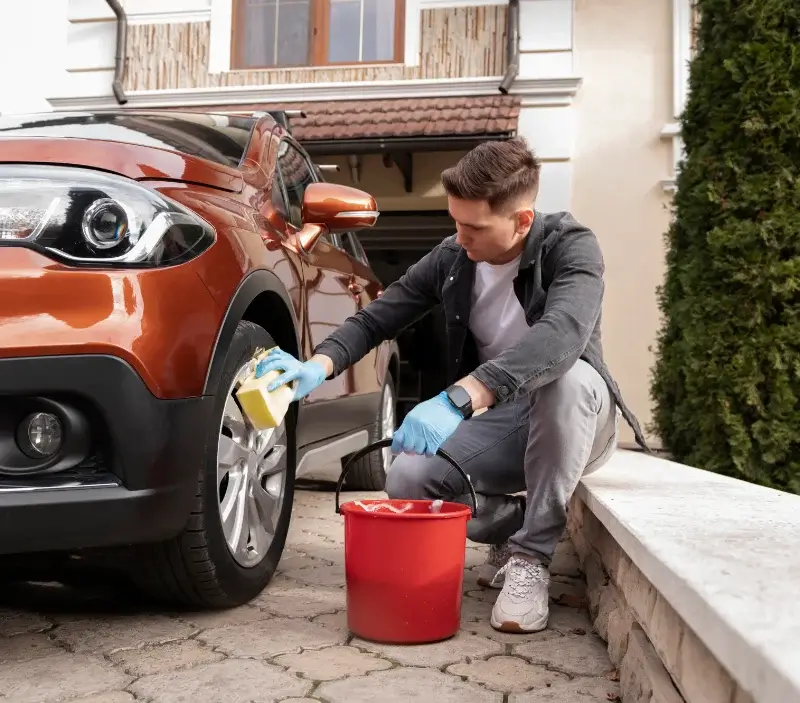 Lavage auto à domicile Cravent : professionnel intervenant sur un véhicule